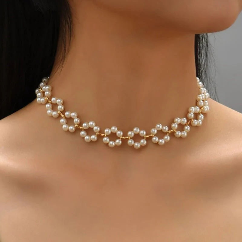Luxury Pearl Flower Necklace – Stylish Vintage-Inspired Pendant
