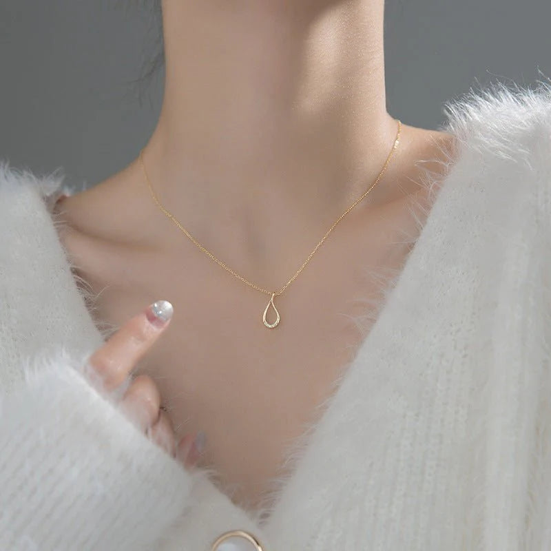 Luxury Silver Teardrop Pendant Necklace with Sparkling Diamonds
